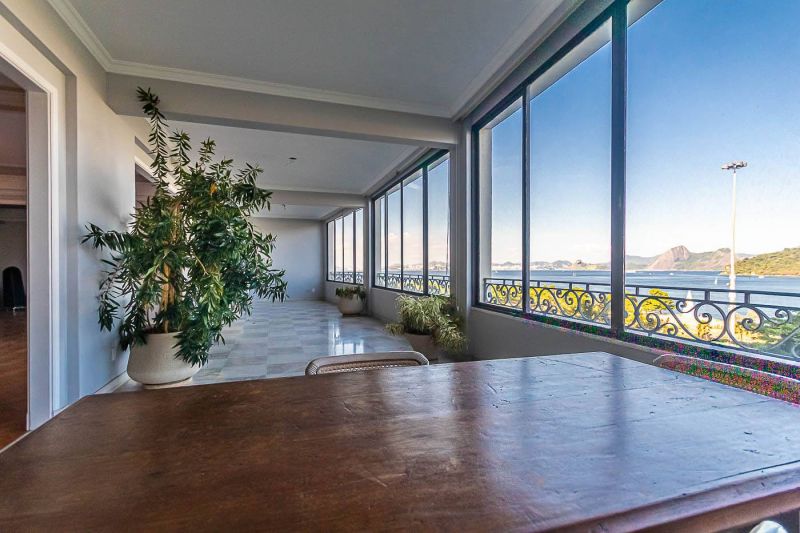 Apartamento com vista deslumbrante do mar e Pão de Açúcar de 4 quartos, 525 m2, sendo 2 suítes, 4 banheiros e 2 vagas na Rua Rui Barbosa no  Flamengo