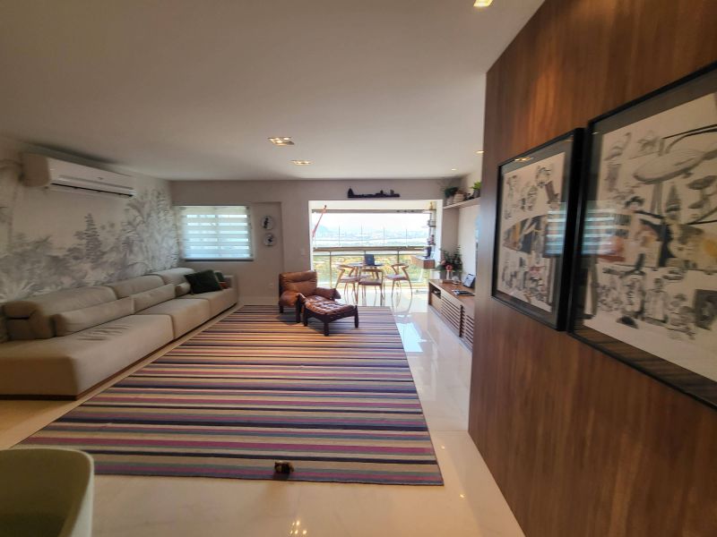 Apartamento mobiliado com varanda integrada a ampla sala de estar e jantar, 3 quartos, sendo 2 suítes, 3 banheiros, 115m², na Barra da Tijuca