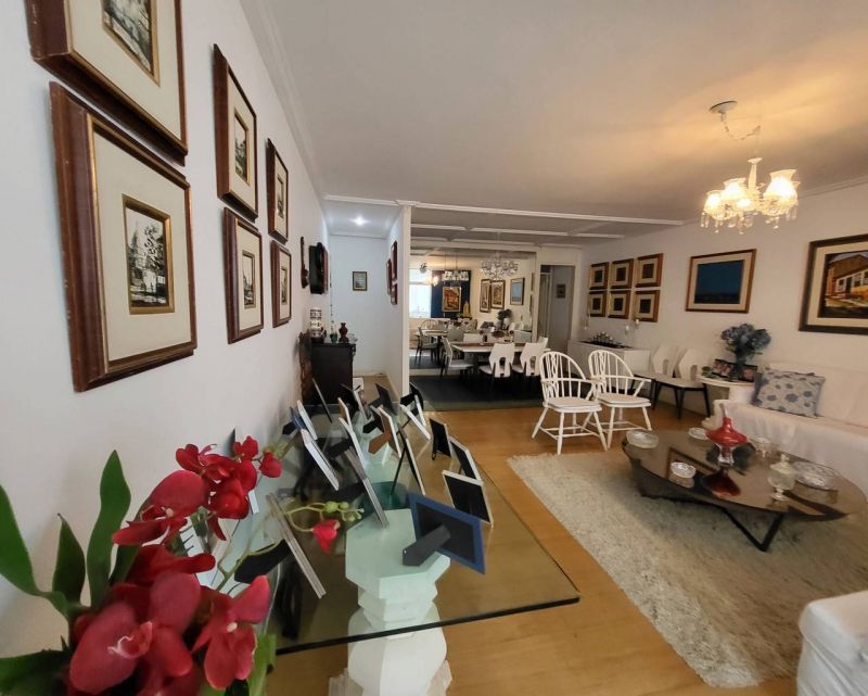 Apartamento a 100 metros da areia da Praia da Barra da Tijuca, com 4 amplos quartos, sendo 1 suíte, 3 banheiros, 190 m2 e 3 vagas de garagem