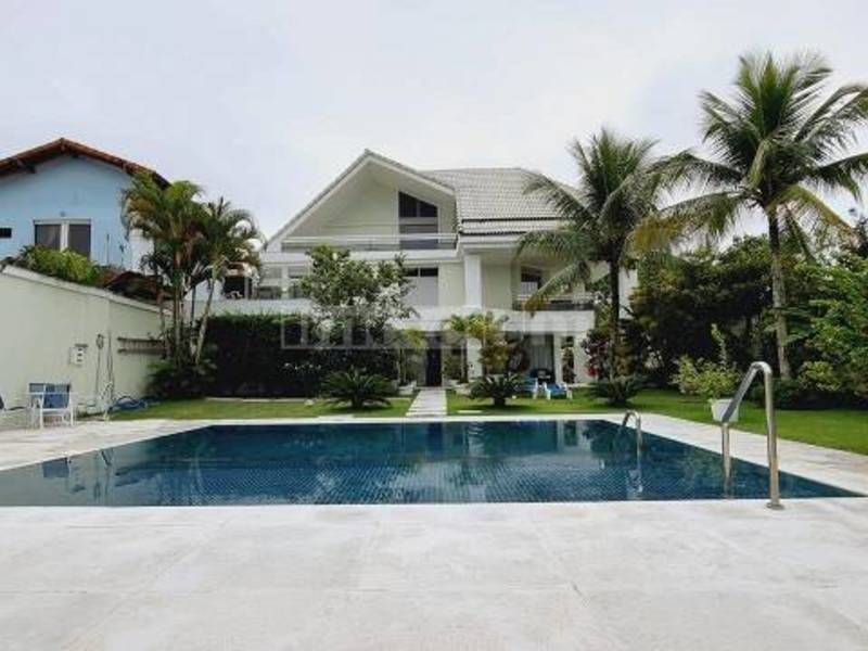 Sofisticada casa com 4 amplas suítes, 7 banheiros, 850 m2  e 3 vagas de garagem no Condomínio Mansões, o melhor da Barra da Tijuca.