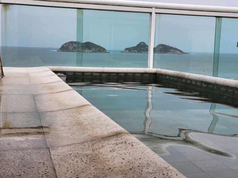 Cobertura de frente para o mar na Praia do Pepê com 2 quartos (1 suíte), 2 banheiros, 2 vagas, 155 m2, área gourmet com vista da montanha e piscina.