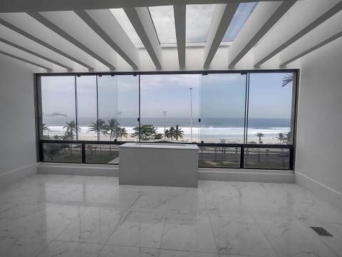Cobertura duplex em frente ao mar, no Posto 3 da Barra da Tijuca, com 4 amplas suites, sendo uma master e 4 banheiros, 385 m2 e 3 vagas de garagem