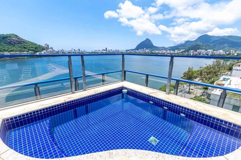 Cobertura com vista extraordinária da Lagoa com 4 quartos (4 suítes), 5 banheiros,  567 m² útil e 4 vagas